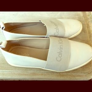 Calvin Klein women’s slides!